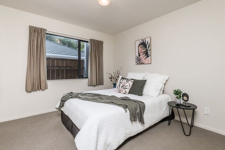 Photo of property in 7a Lyndfield Lane, Newlands, Wellington, 6037