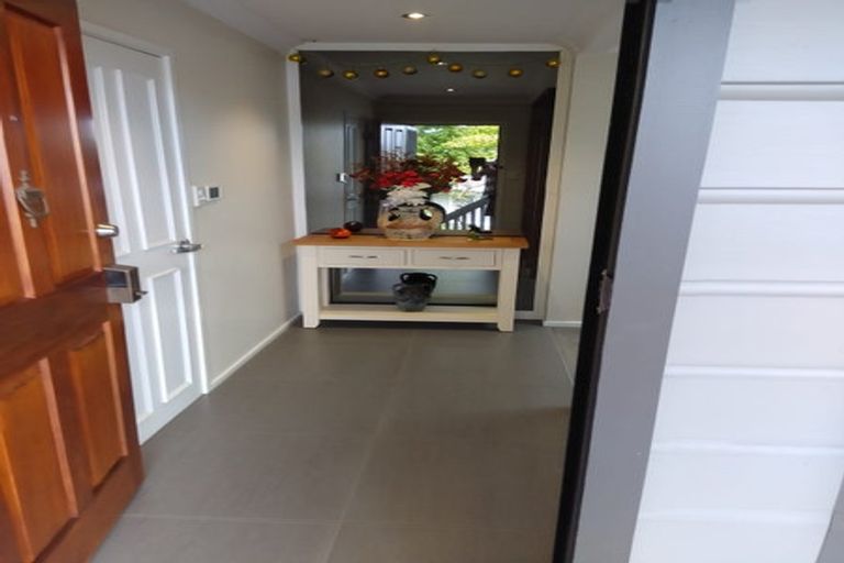 Photo of property in 6 Borrowdace Avenue, Botany Downs, Auckland, 2010