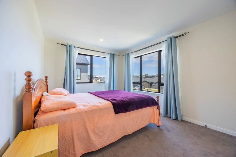 Photo of property in 16 Cara Avenue, Kumeu, 0810