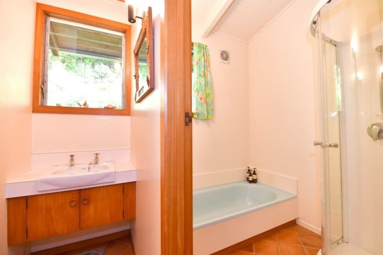 Photo of property in 20 Glenelg Road, Red Beach, 0932