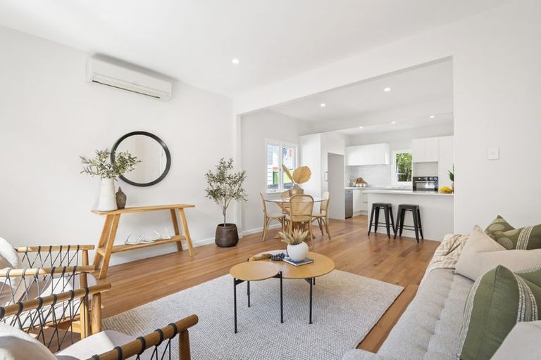 Photo of property in 2/180 Lake Road, Northcote, Auckland, 0627