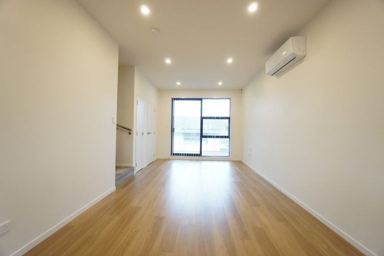 Photo of property in 3/26 Buscomb Avenue, Henderson, Auckland, 0610