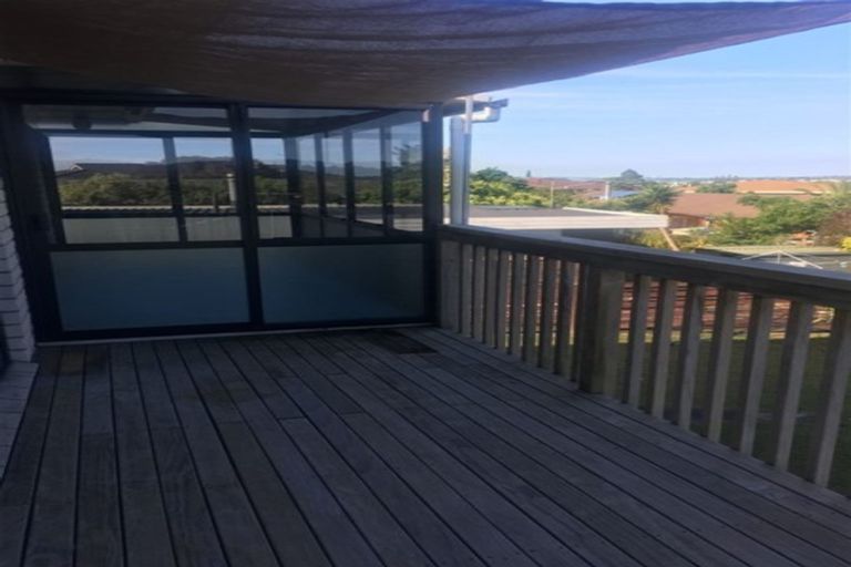 Photo of property in 19 Rosewarne Crescent, Glendene, Auckland, 0602