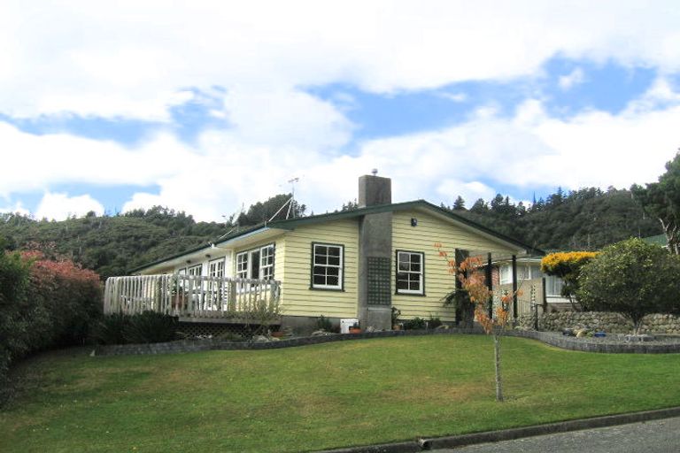 Photo of property in 7 Harewood Grove, Pinehaven, Upper Hutt, 5019