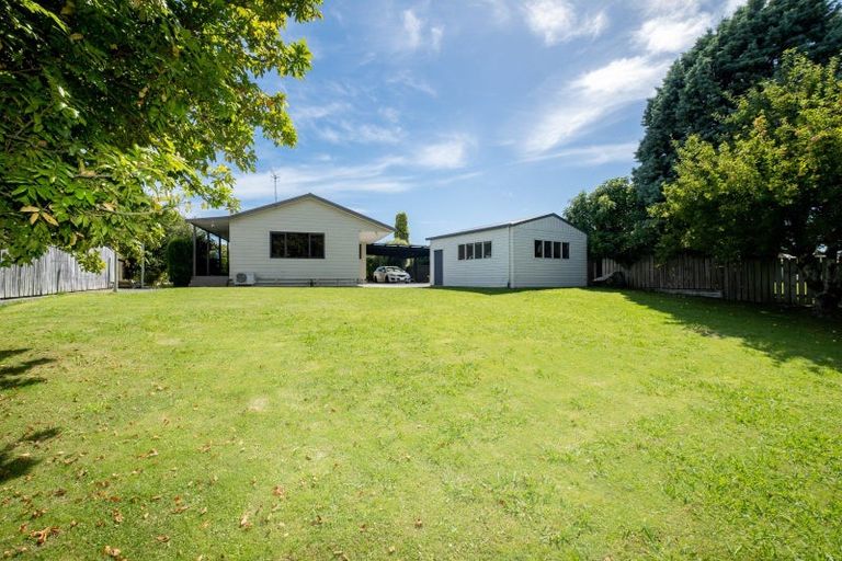 Photo of property in 16 Deakin Place, Clive, 4102