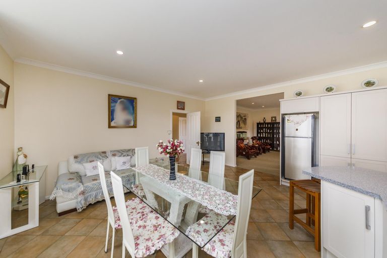 Photo of property in 4 The Oaks, Awapuni, Palmerston North, 4412