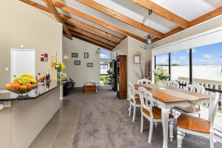 Photo of property in 10 Unsworth Drive, Unsworth Heights, Auckland, 0632