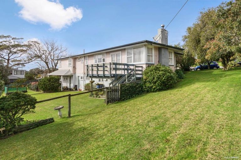 Photo of property in 5 Barron Drive, Green Bay, Auckland, 0604
