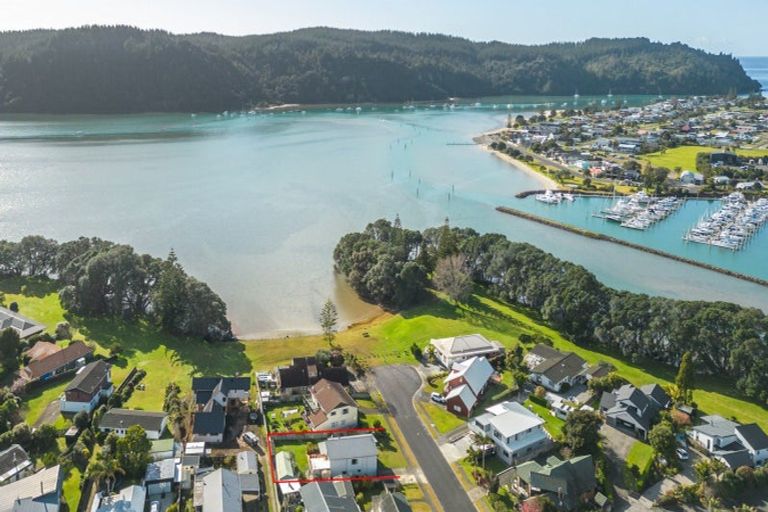 Photo of property in 102 Awarua Place, Whangamata, 3620
