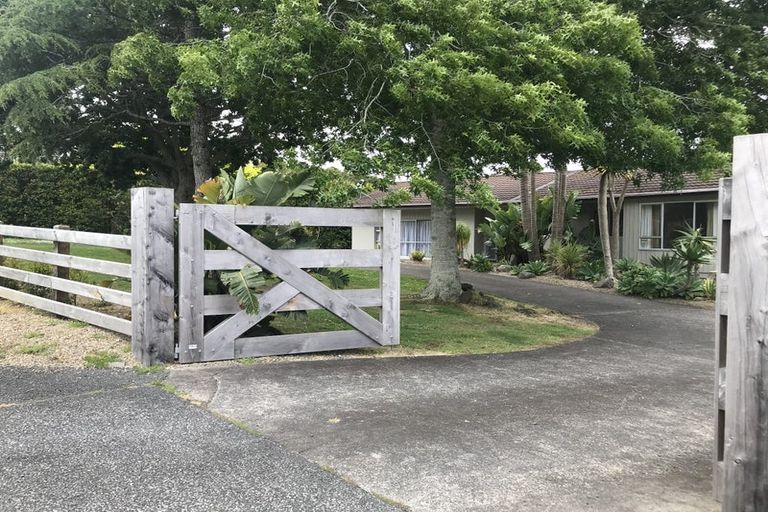 Photo of property in 79 Tawa Road, Kumeu, 0891