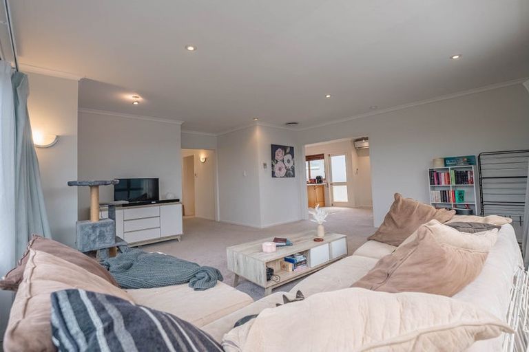 Photo of property in 1/18 Holdaway Avenue, Northcote, Auckland, 0627