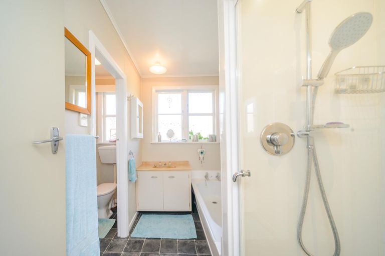 Photo of property in 11 Sinclair Avenue, Highbury, Palmerston North, 4412