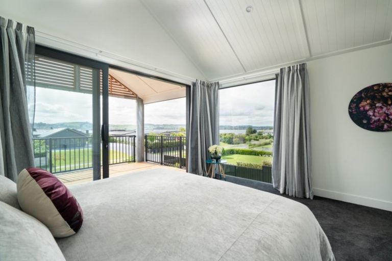 Photo of property in 18 Pukenamu Road, Rainbow Point, Taupo, 3330