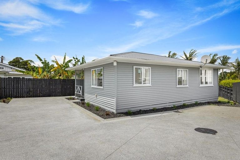 Photo of property in 2/111 Hobsonville Road, West Harbour, Auckland, 0618