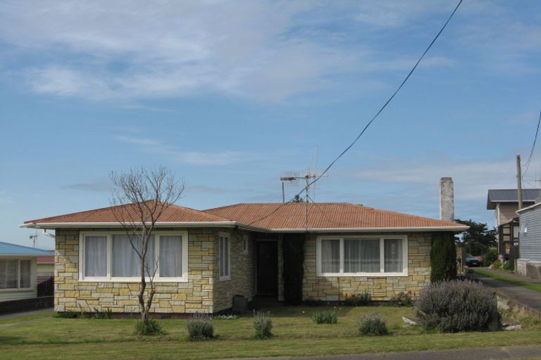 Photo of property in 33 Lee Street, Castlecliff, Whanganui, 4501