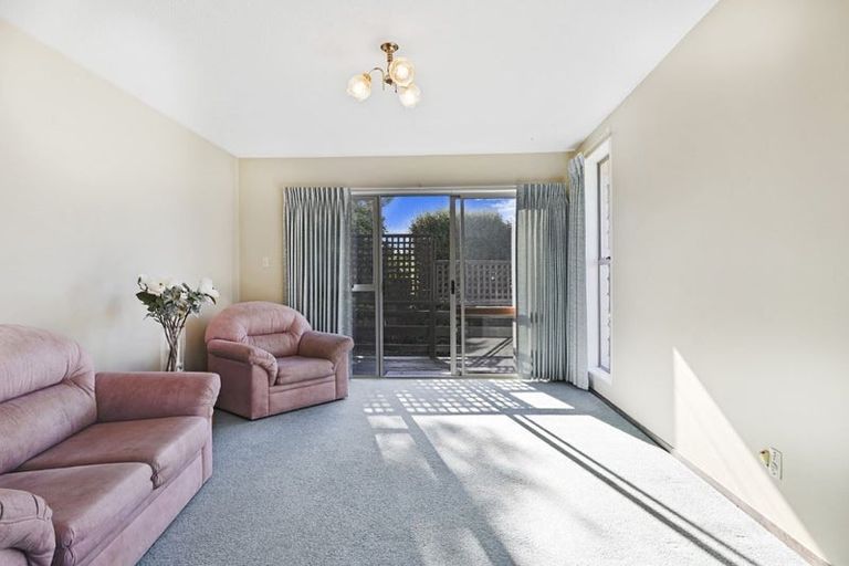 Photo of property in 92b Royal Park Drive, Parklands, Christchurch, 8083
