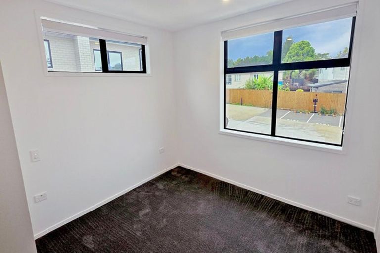 Photo of property in 1/23 Awaroa Road, Sunnyvale, Auckland, 0612