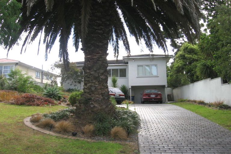 Photo of property in 159 Glenfield Road, Hillcrest, Auckland, 0626