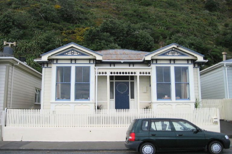 Photo of property in 210 The Esplanade, Island Bay, Wellington, 6023