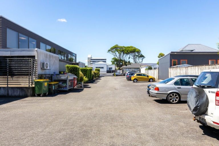 Photo of property in Devonport Apartments, 21/127 Saint Aubyn Street, New Plymouth, 4310