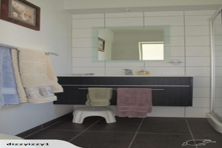 Photo of property in 2/901 East Coast Road, Northcross, Auckland, 0632