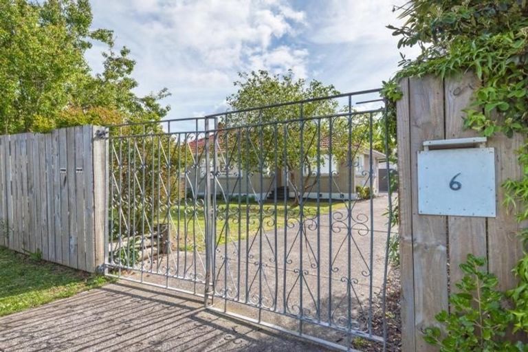 Photo of property in 6 Gill Avenue, Te Atatu Peninsula, Auckland, 0610