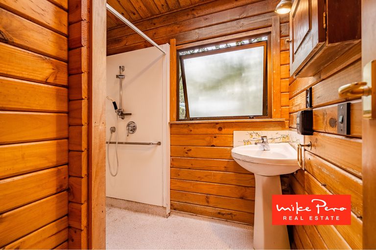 Photo of property in 4 Arama Avenue, Titirangi, Auckland, 0604