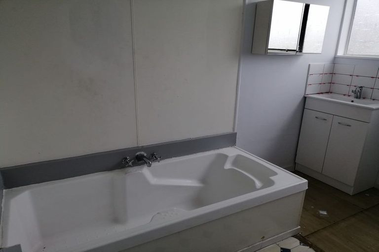 Photo of property in 35 Glen Road, Stokes Valley, Lower Hutt, 5019