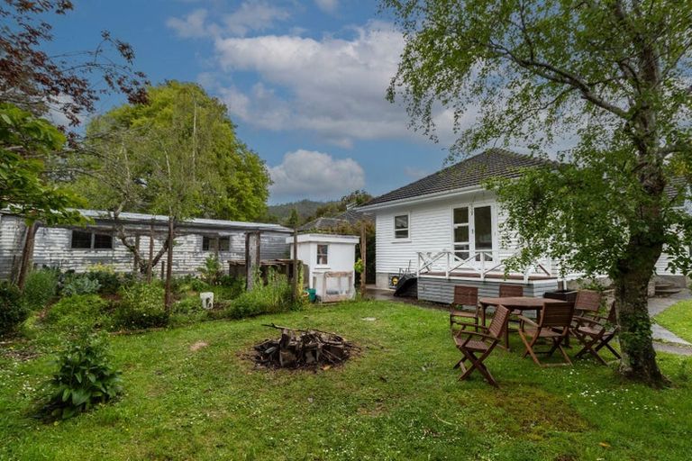 Photo of property in 33 Pinehaven Road, Pinehaven, Upper Hutt, 5019