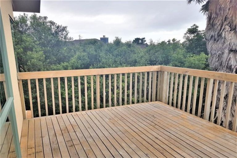 Photo of property in 3 Trotting Terrace, Fairview Heights, Auckland, 0632