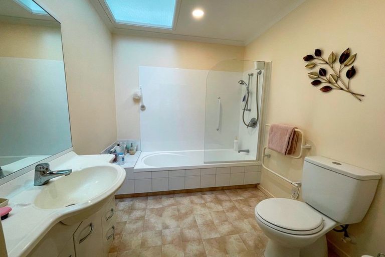 Photo of property in 42 Lakeridge Close, Rangatira Park, Taupo, 3330