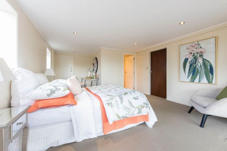 Photo of property in 10 Halcombe Place, Green Bay, Auckland, 0604