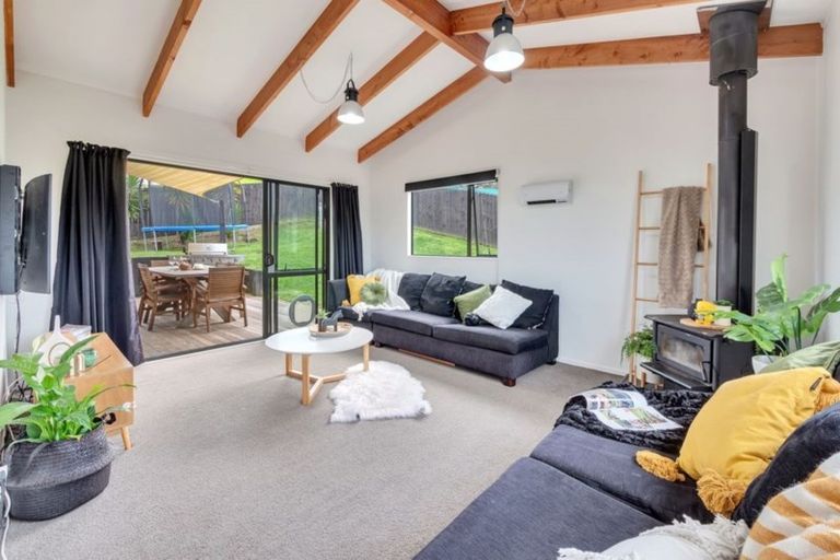 Photo of property in 15 Empressa Heights, Helensville, 0800