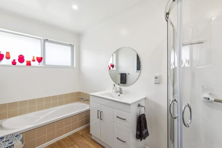 Photo of property in 2 Rewarewa Crescent, Waikanae, 5036