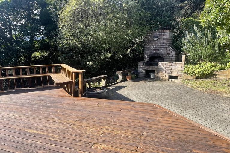 Photo of property in 18 Rayner Road, Piha, New Lynn, 0772