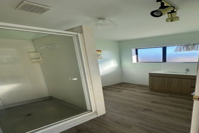 Photo of property in 3/4144 Great North Road, Glendene, Auckland, 0602