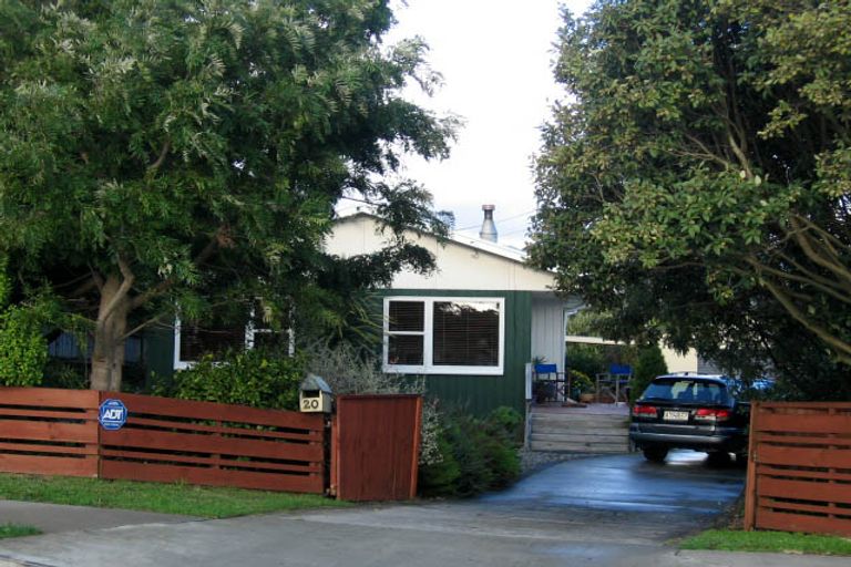 Photo of property in 20 Walton Road, Paraparaumu Beach, Paraparaumu, 5032