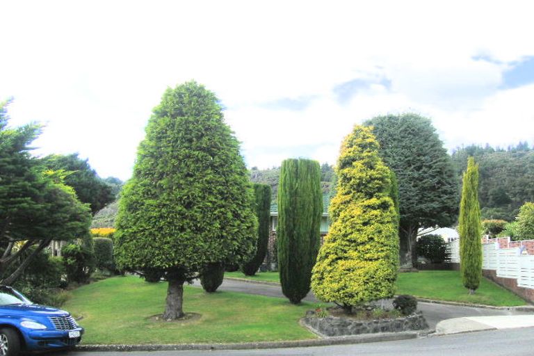 Photo of property in 9 Harewood Grove, Pinehaven, Upper Hutt, 5019