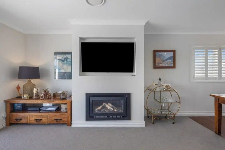 Photo of property in 30 Grumman Lane, Newlands, Wellington, 6037
