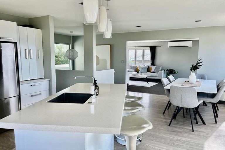 Photo of property in 1/39 Wade River Road, Stanmore Bay, Whangaparaoa, 0932