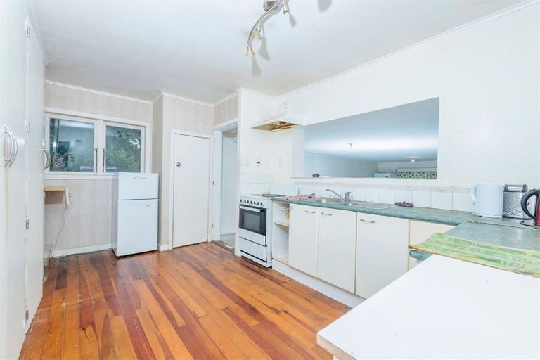 Photo of property in 5 Toru Street, Te Atatu Peninsula, Auckland, 0610