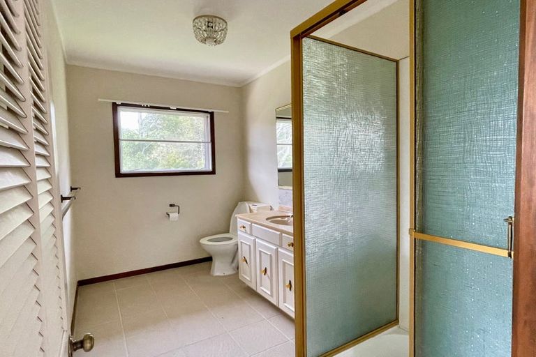 Photo of property in 11 Ravenstone Place, Chatswood, Auckland, 0626