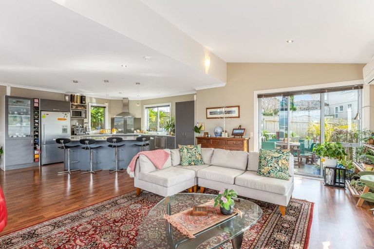 Photo of property in 3 Pendennis Point, Camborne, Porirua, 5026