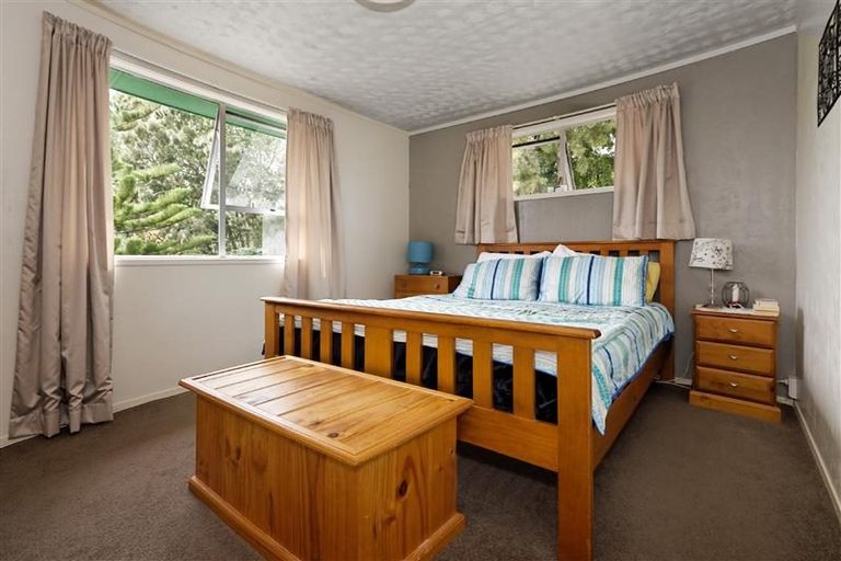 Photo of property in 4 Serwayne Place, Sunnyvale, Auckland, 0612