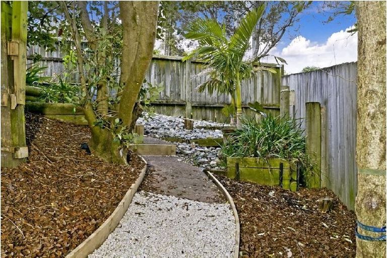 Photo of property in 1/2a Sunnynook Road, Sunnynook, Auckland, 0620