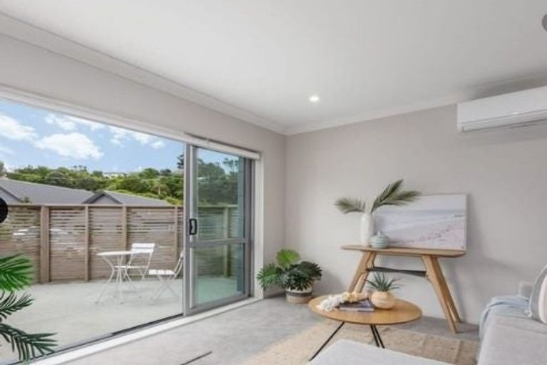 Photo of property in 2 Brindle Way, Newlands, Wellington, 6037