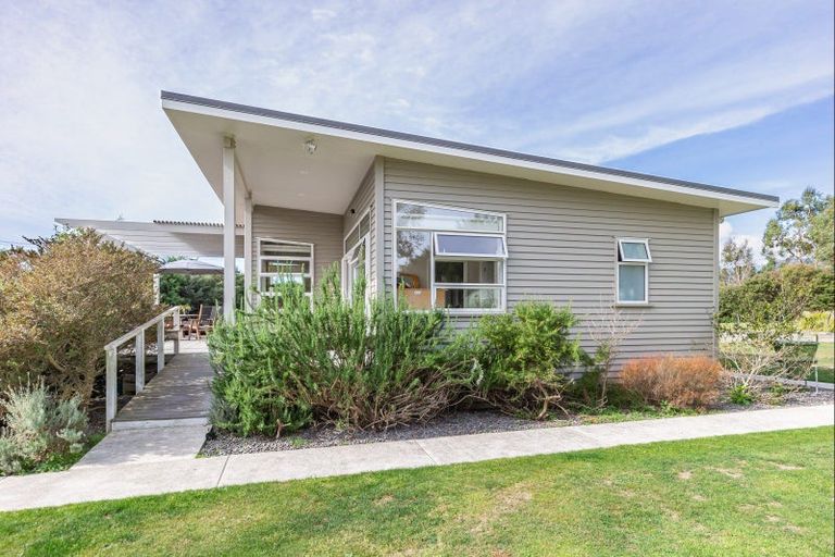 Photo of property in 3 Takapu Road, Manakau, Levin, 5573