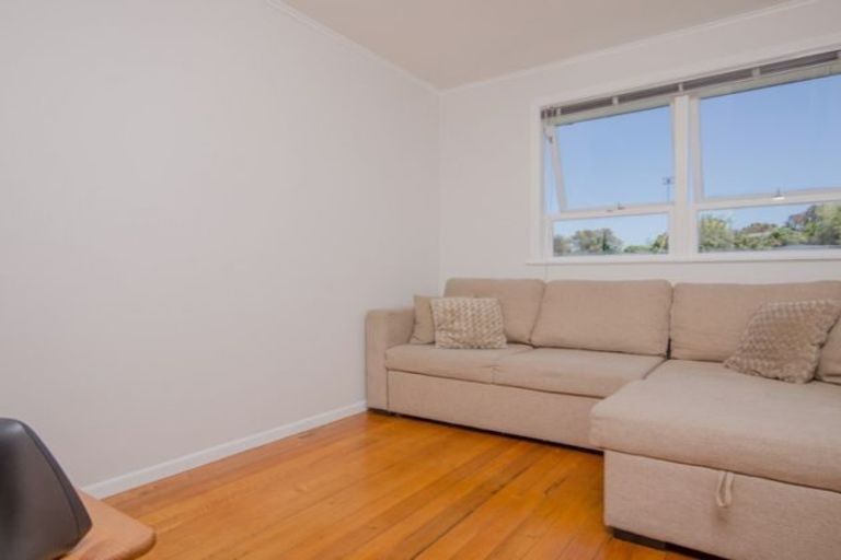 Photo of property in 3 Thuja Street, Green Bay, Auckland, 0604