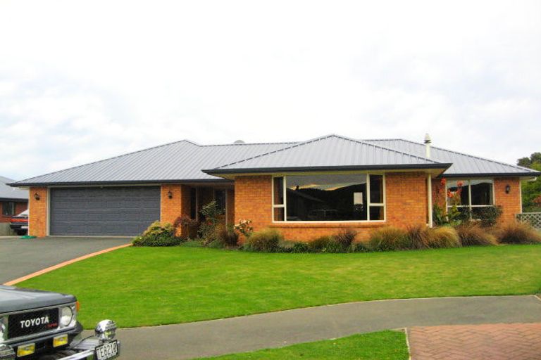 Photo of property in 2 Sunninghurst Drive, Fairfield, Dunedin, 9018