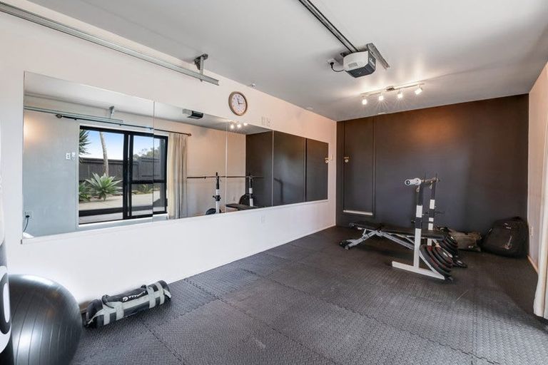 Photo of property in 15 Leiden Place, Totara Vale, Auckland, 0629